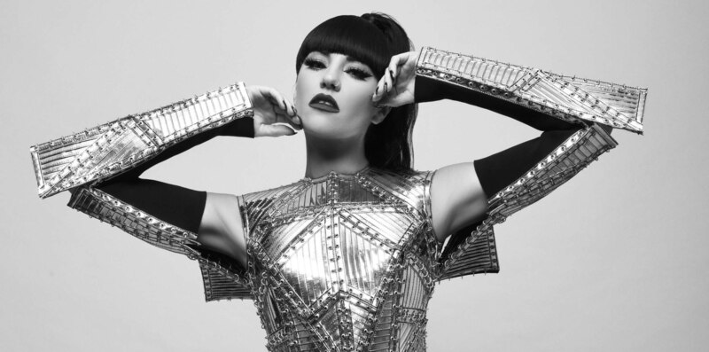 Cantante pop Grimes con un traje espacial plateado