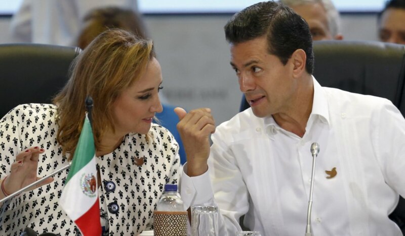 El presidente Enrique Peña Nieto y la Secretaria de Educación, Delfina Gómez Álvarez, durante una reunión de trabajo en Palacio Nacional.