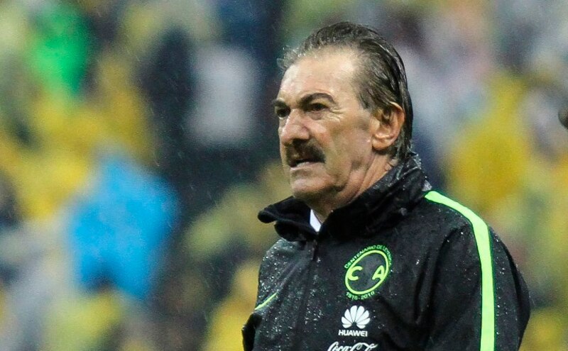 Ricardo Ferretti, director técnico de Tigres, durante un partido de fútbol.