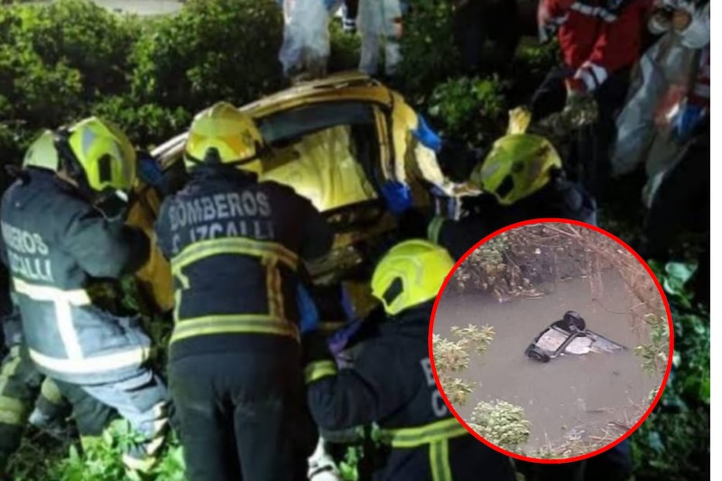 Elementos de bomberos rescatando a los jóvenes que cayeron en un automóvil a un barranco