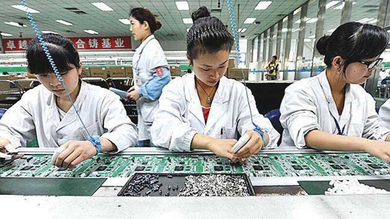 Mujeres trabajando en una fábrica de electrónica