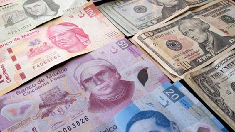 Dólares y pesos mexicanos