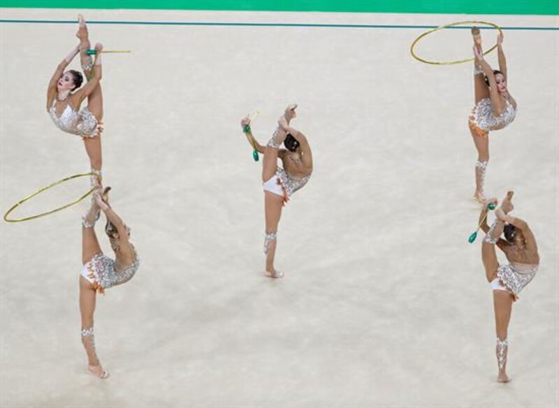 Gimnastas rítmicas realizando una coreografía con aros