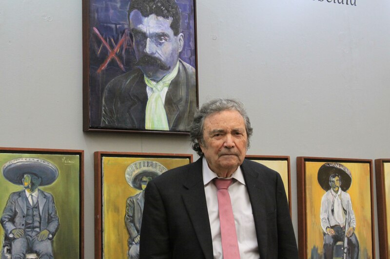 El artista plástico Arturo García Bustos junto a su obra "El asesinato de Zapata".