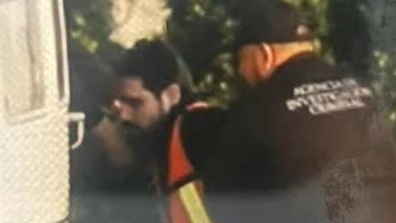 Un hombre es arrestado por la policía.