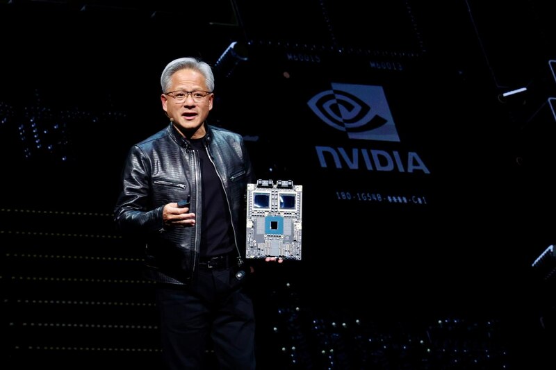 El CEO de Nvidia, Jensen Huang, muestra la nueva tarjeta gráfica RTX 4090