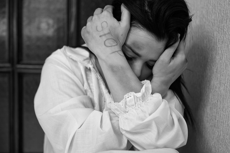 Mujer en blanco y negro con las manos en la cara