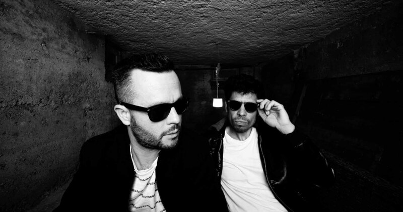 Dos hombres con gafas de sol en un túnel