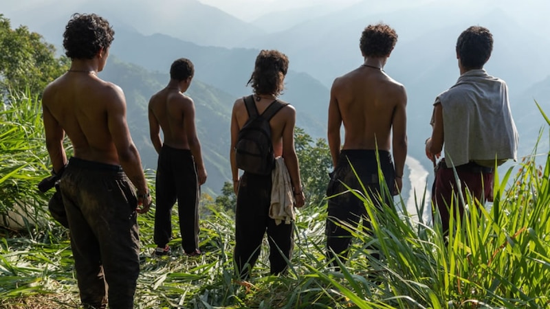 Jóvenes mirando al horizonte