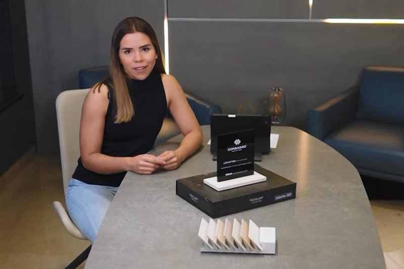 Una mujer sentada frente a un escritorio