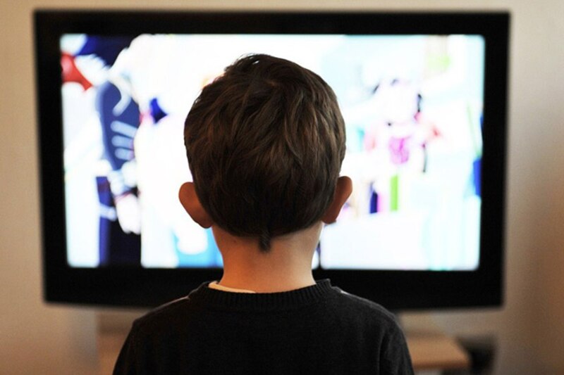 Niño viendo la televisión