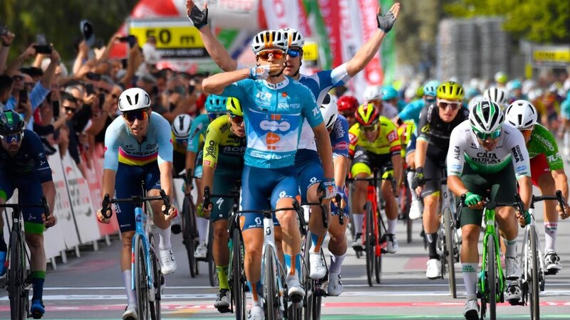 La imagen muestra a un grupo de ciclistas en una carrera.