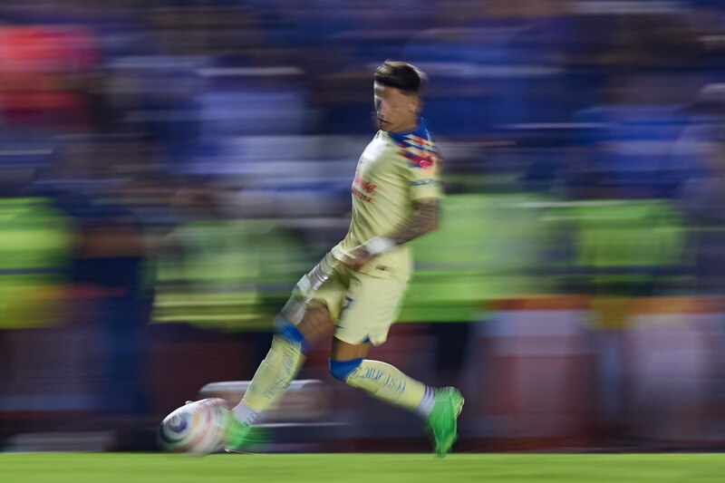 Jugador de fútbol en acción