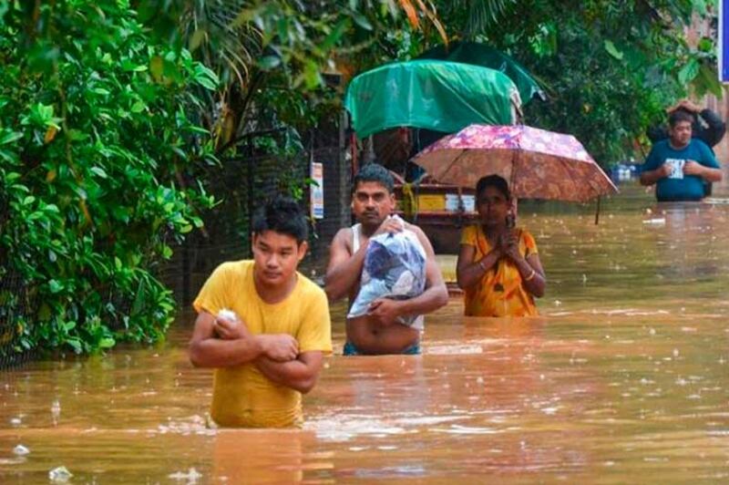 Inundaciones en India dejan al menos 100 muertos