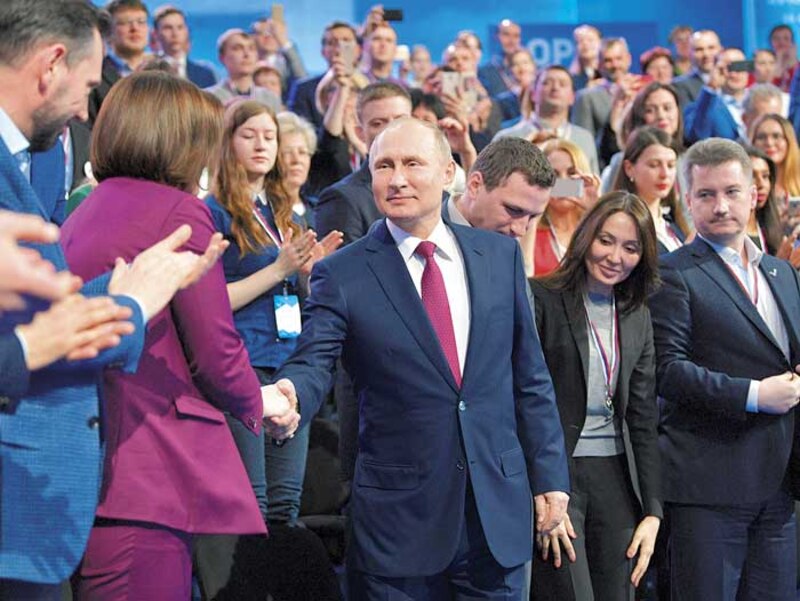 Putin saluda a sus partidarios