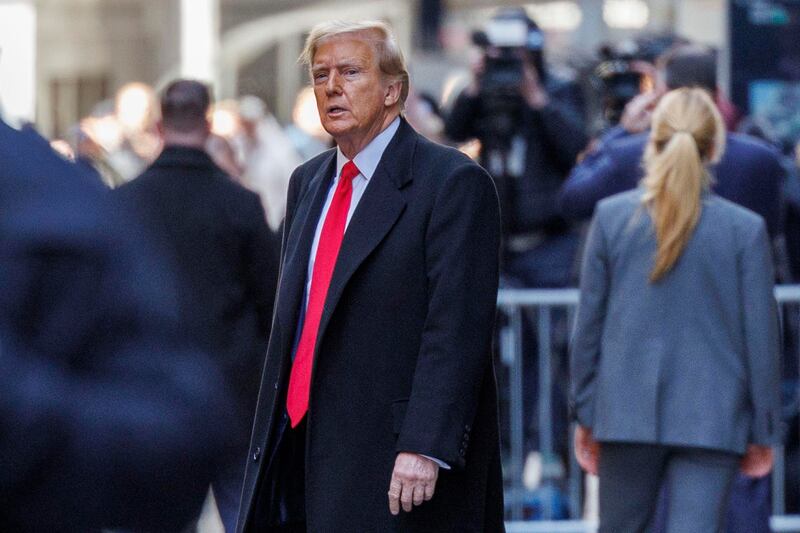 Donald Trump caminando por la calle