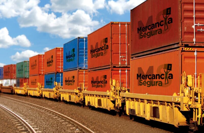 Tren de carga transportando contenedores