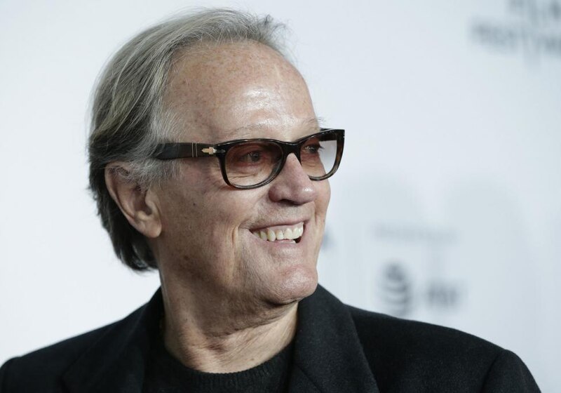 El actor Richard Dreyfuss sonríe a la cámara.