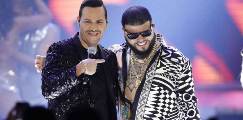 Maluma y Feid, dos grandes exponentes de la música urbana latina, juntos en el escenario.