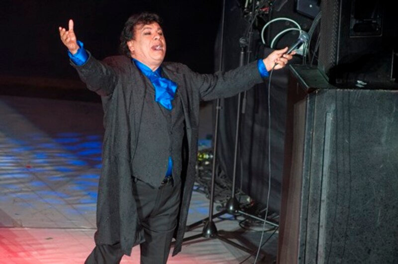 El cantante mexicano Vicente Fernández se presenta en un concierto.