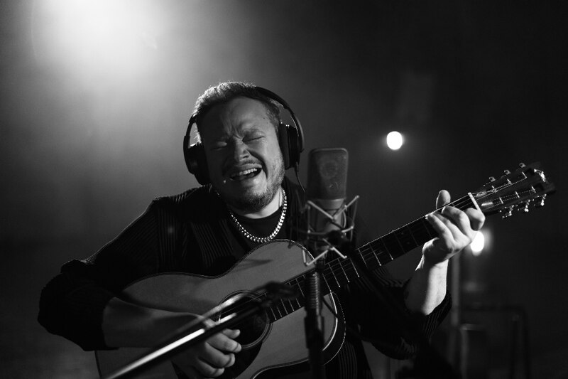 Cantante tocando la guitarra