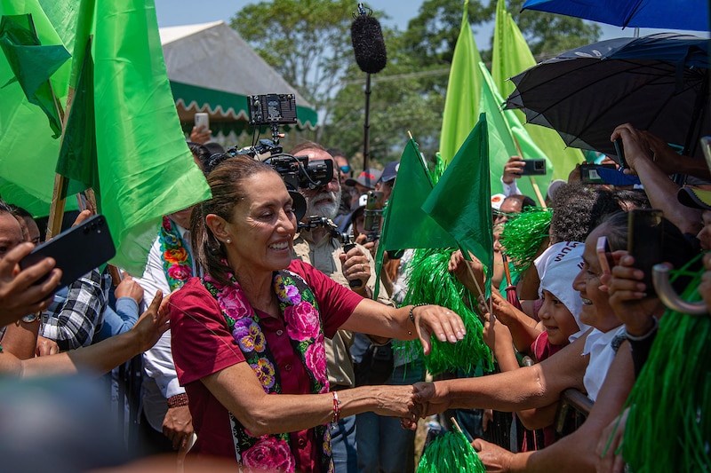 La candidata presidencial Xiomara Castro saluda a sus simpatizantes durante un mitin en Tegucigalpa, Honduras.