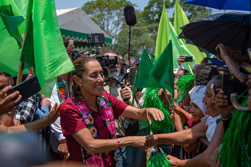 La candidata presidencial Xiomara Castro saluda a sus simpatizantes durante un mitin en Tegucigalpa, Honduras.