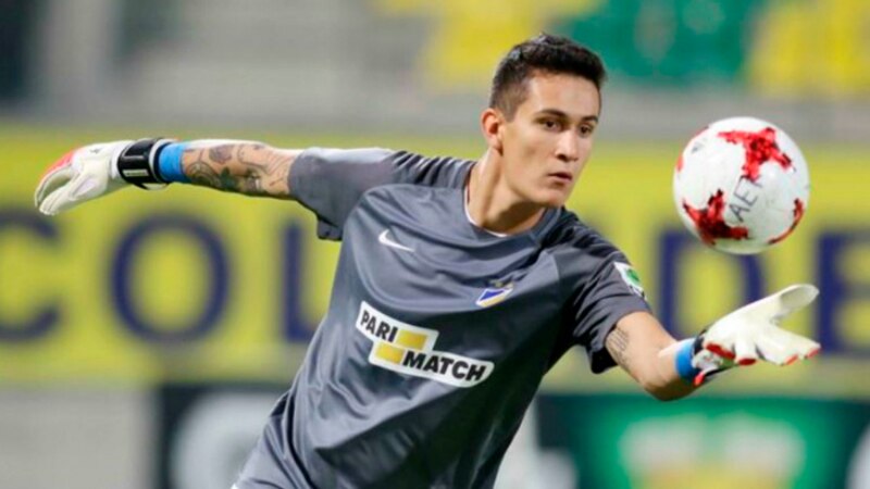 El portero ecuatoriano Alexander Domínguez en acción durante un partido de fútbol.
