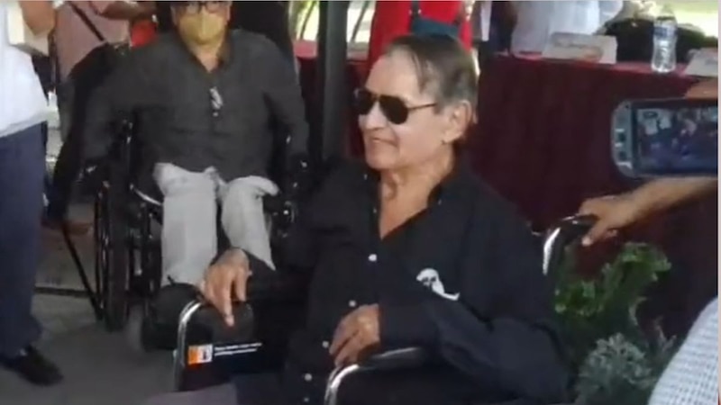 El cantante mexicano Vicente Fernández en silla de ruedas