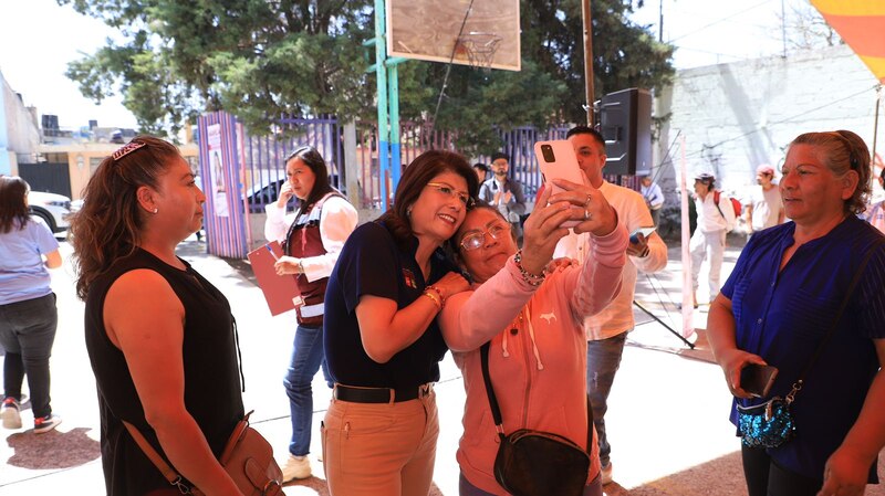 La candidata a la alcaldía de Iztapalapa, Clara Brugada, se toma una selfie con una vecina