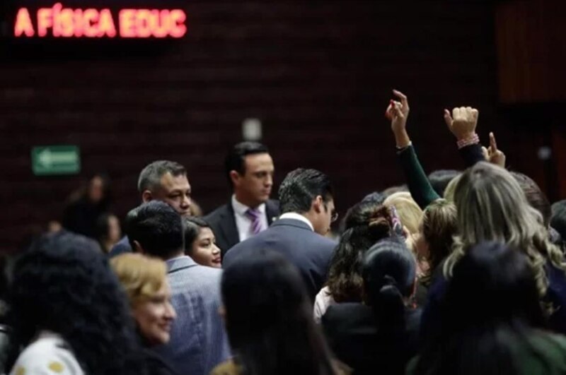 Diputados mexicanos discuten sobre la reforma educativa