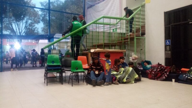 Familias migrantes esperan en un albergue en la Ciudad de México