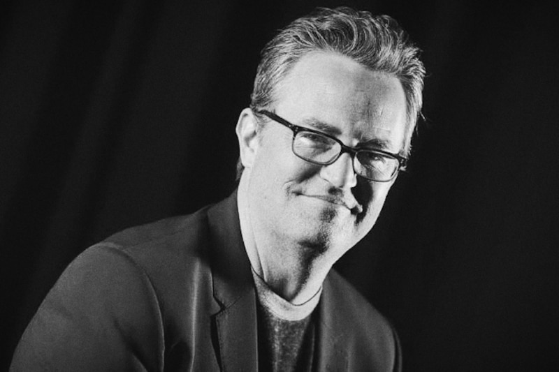 El actor Matthew Perry en una imagen en blanco y negro