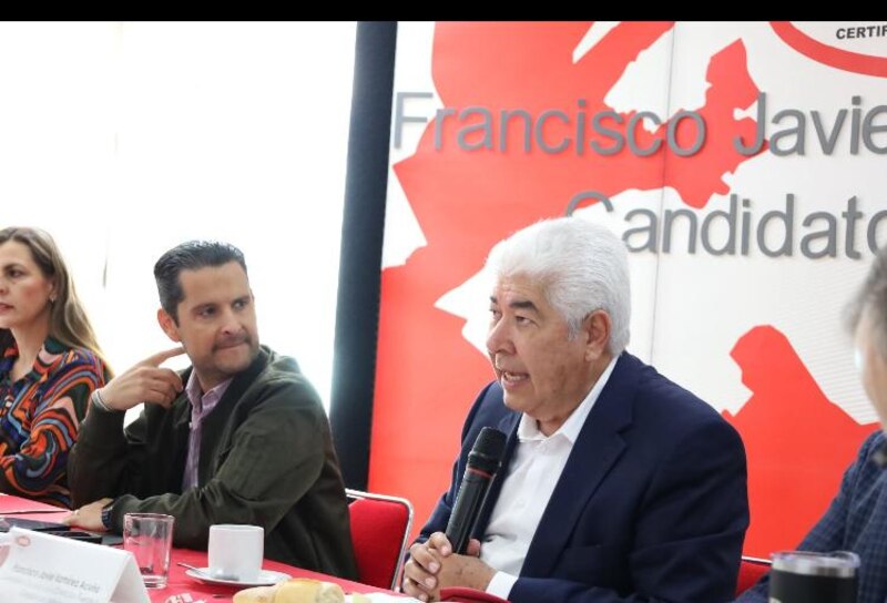 El candidato presidencial Francisco Javier Rodríguez habla en un evento de campaña.