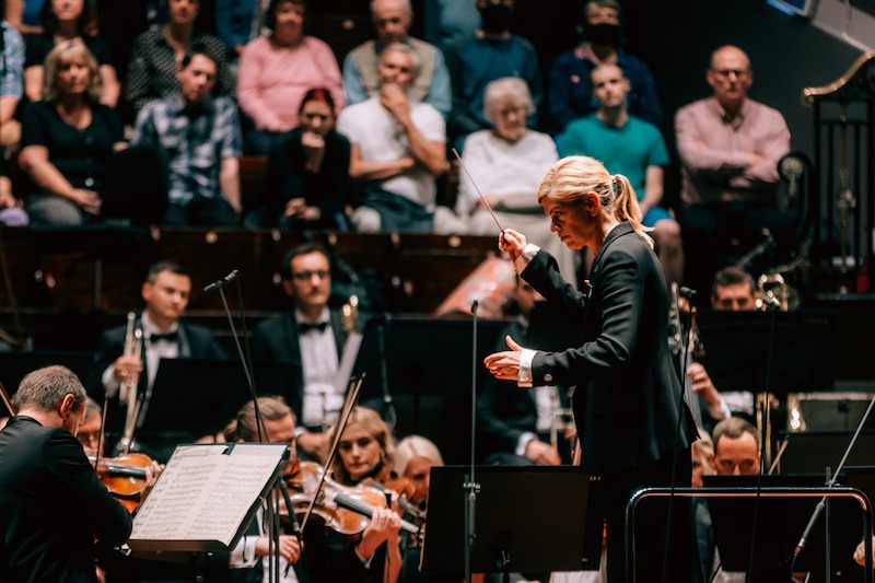 La directora de orquesta Marin Alsop dirige a la Orquesta Sinfónica de Londres