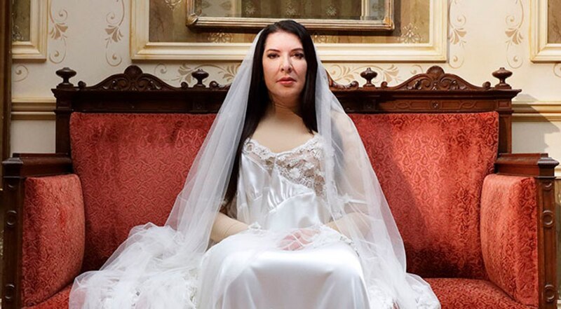 La artista Marina Abramovic en una de sus performances.