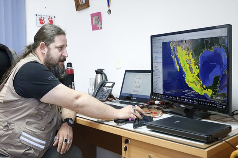 Científico analiza datos en una computadora