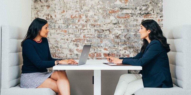 Dos mujeres en una entrevista de trabajo