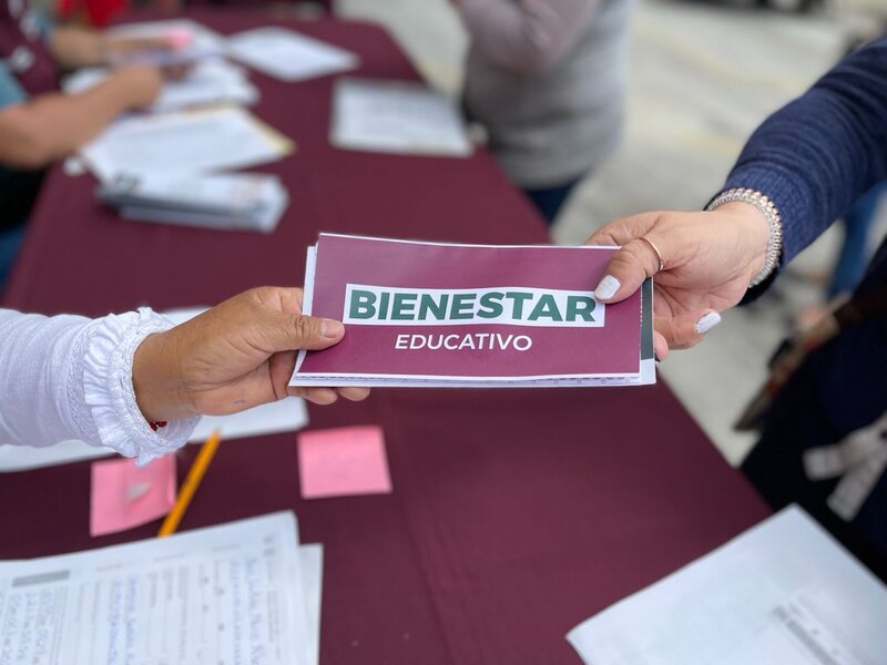 Entrega de becas educativas