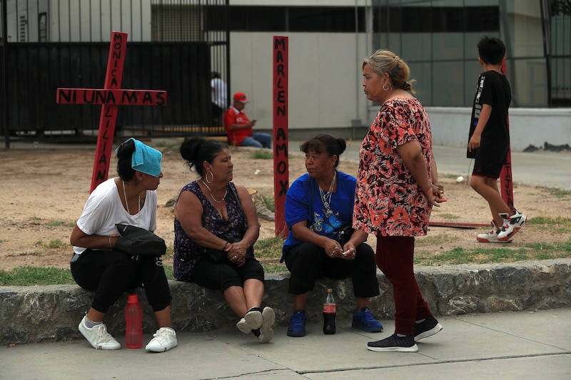 Familiares de los cuerpos sin vida encontrados en un crematorio esperan información en la Fiscalía del estado de Chihuahua este martes, en Ciudad Juárez, Chihuahua
