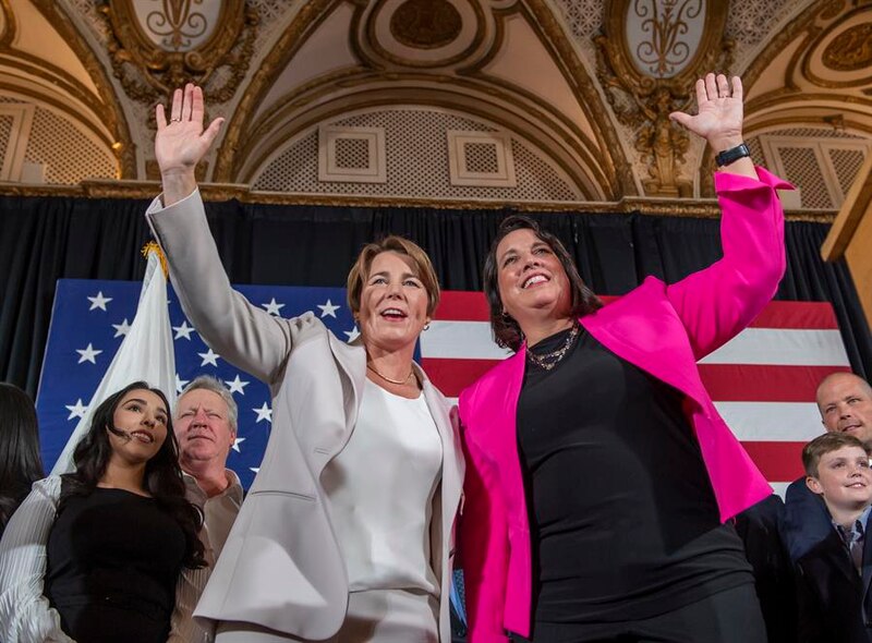 Las candidatas a la presidencia de Estados Unidos, Elizabeth Warren y Amy Klobuchar, saludan a sus partidarios.