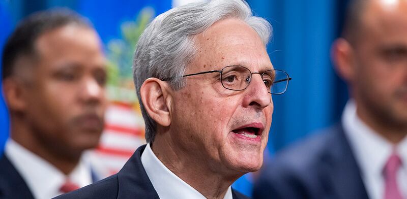 El fiscal general Merrick Garland habla en una conferencia de prensa