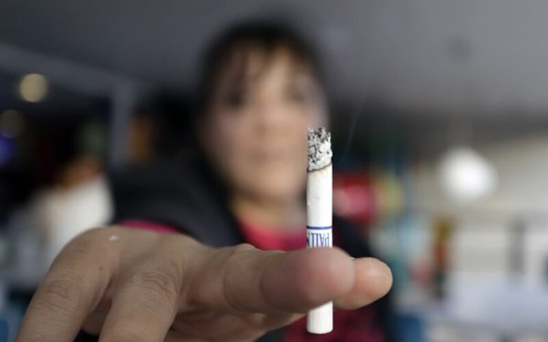 Mujer sosteniendo un cigarrillo