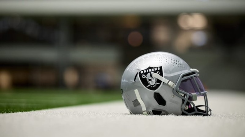 Casco de fútbol americano de los Raiders de Las Vegas