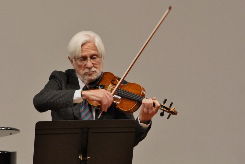 Un violinista tocando el violín