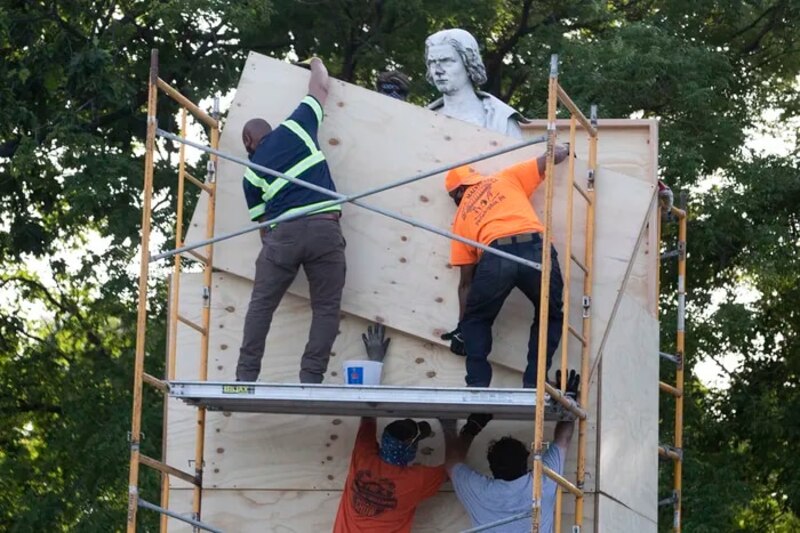 Retiran la estatua de Cristóbal Colón de Grant Park en Chicago