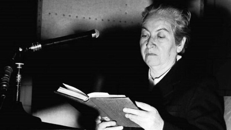 La escritora María Zambrano leyendo un libro.