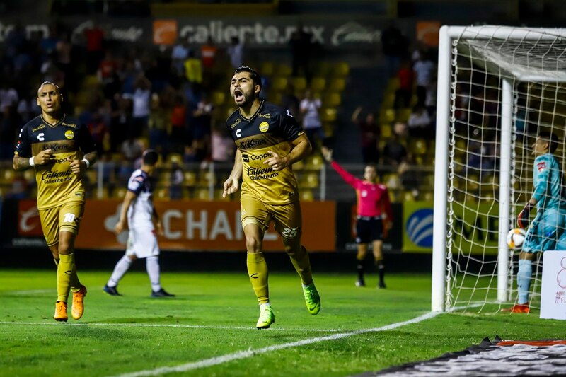 Jugador de fútbol celebra un gol