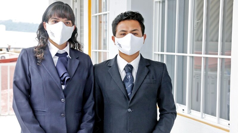 Estudiantes de derecho con mascarillas