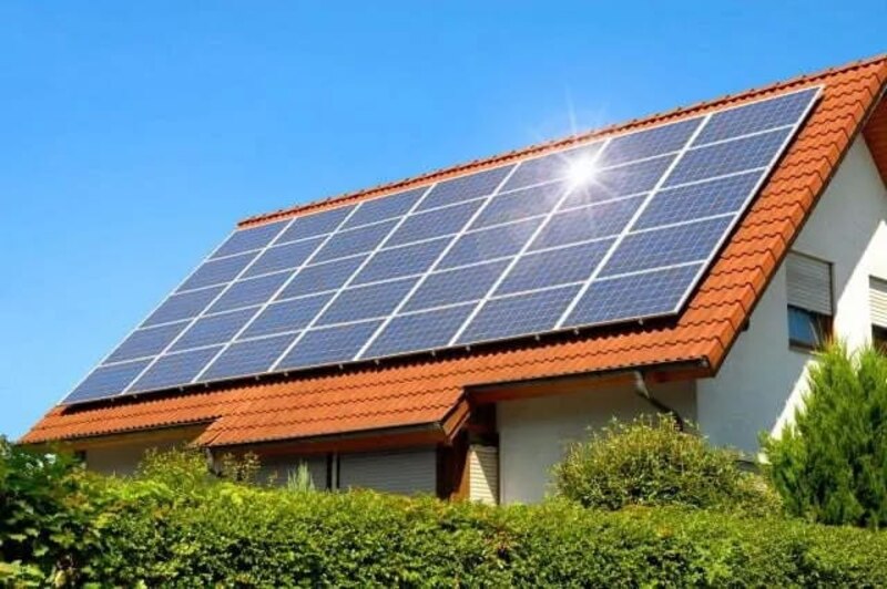 Paneles solares en el techo de una casa
